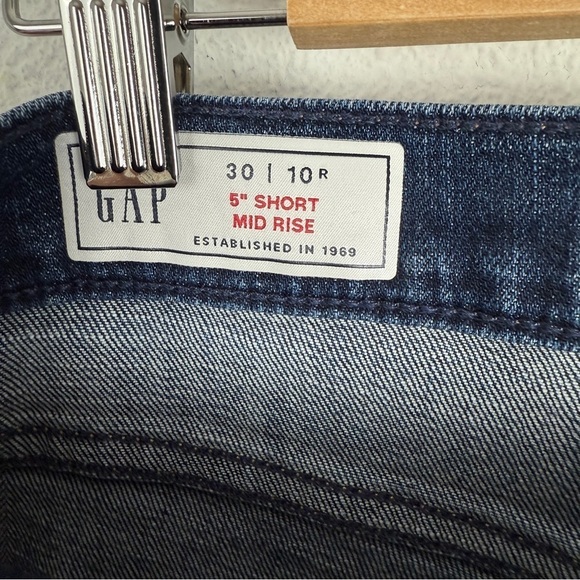GAP Women’s 5” Short Mid Rise Dark Denim Short 30 10R - Picture 5 of 7